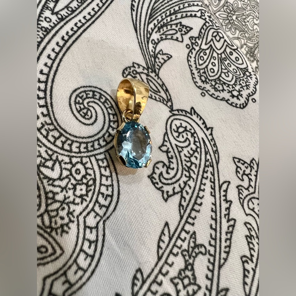 Aquamarine gem on 18k gold pendant